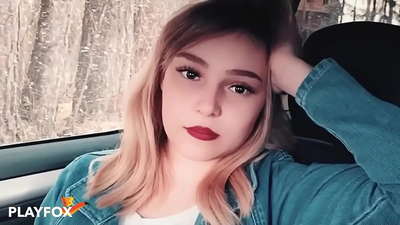 Sexy babe priecīgi sūc uz atlaižu kartes